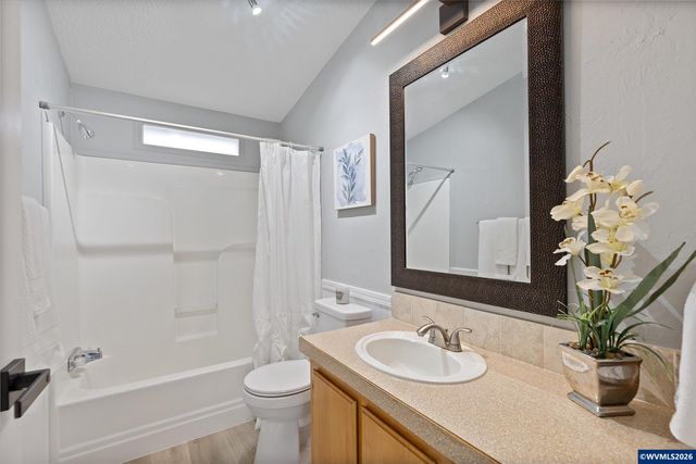 1475 Abbey Ln, Lafayette, OR 97127