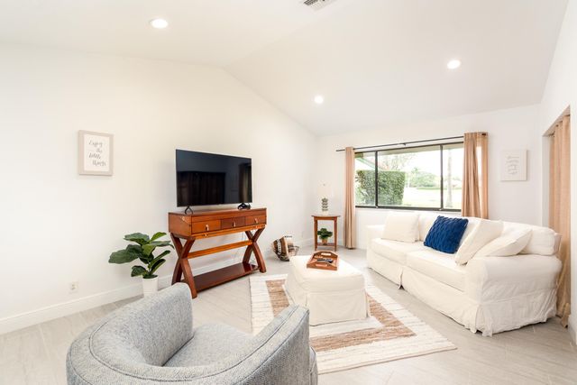 3 Lexington Lane E A, Palm Beach Gardens, FL 33418
