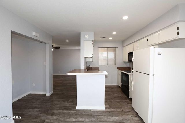522 W BLACKHAWK Drive 4, Phoenix, AZ 85027