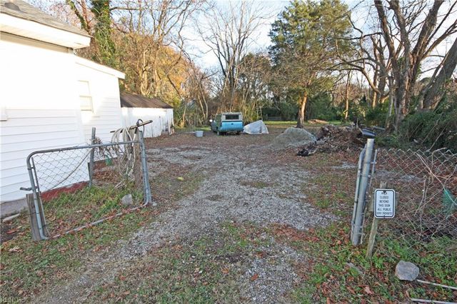 26 Woodland RD, Hampton, VA 23663