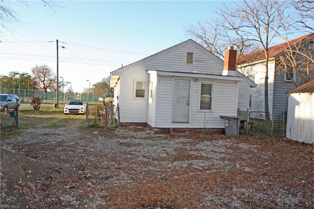 26 Woodland RD, Hampton, VA 23663