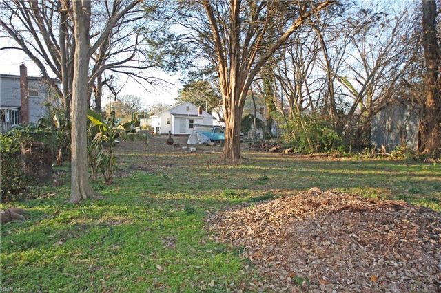 26 Woodland RD, Hampton, VA 23663