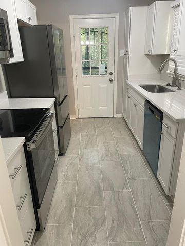 866 COLONIAL RD, Memphis, TN 38117