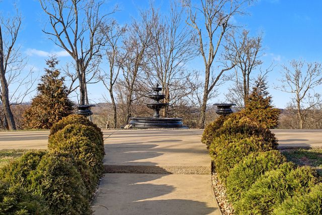 327 Stoneybrook Rd, Columbia, TN 38401