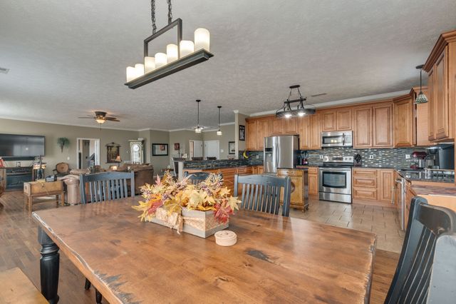 327 Stoneybrook Rd, Columbia, TN 38401