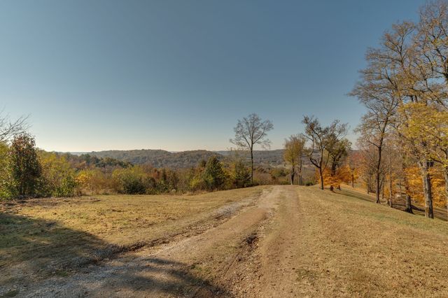 327 Stoneybrook Rd, Columbia, TN 38401