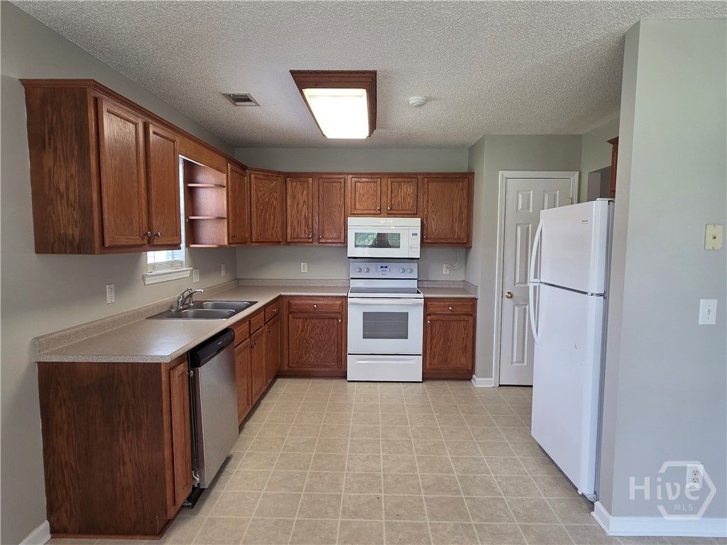 Image 6 of property listing at 6 Hidden Path, Guyton, GA 31312