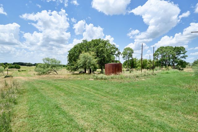 8 SW Poteet Road, Bryson, TX 76427