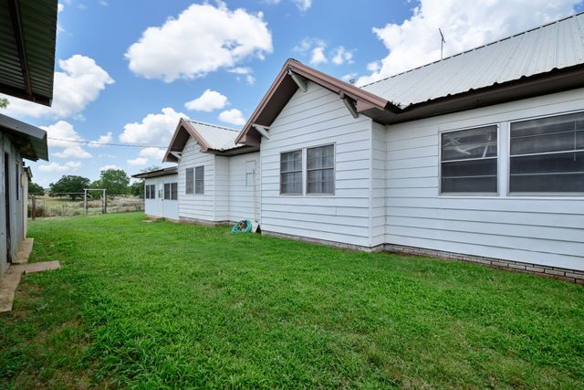 8 SW Poteet Road, Bryson, TX 76427