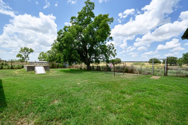 8 SW Poteet Road, Bryson, TX 76427