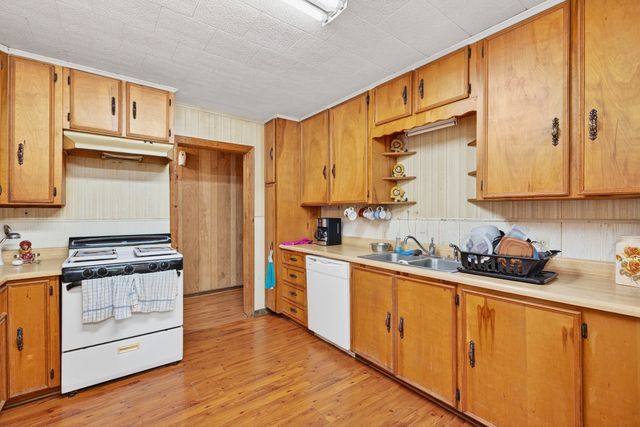 8 SW Poteet Road, Bryson, TX 76427