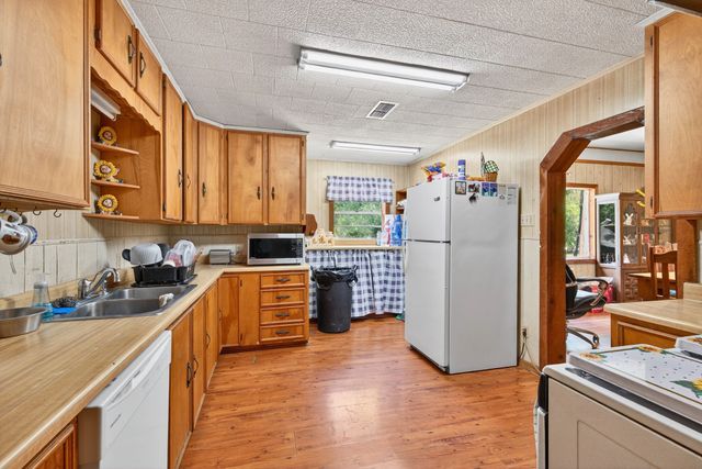 8 SW Poteet Road, Bryson, TX 76427
