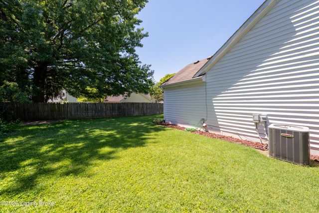 4104 Bay Pointe Dr, Louisville, KY 40241
