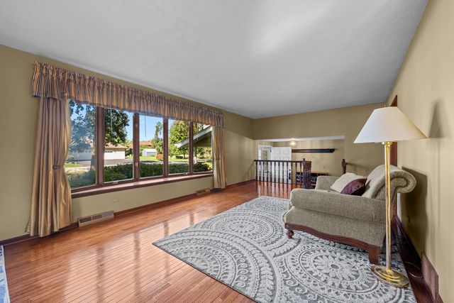 9N879 Beckman Trail, Elgin, IL 60124