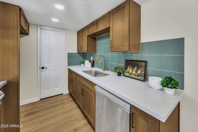 948 S ALMA SCHOOL Road 34, Mesa, AZ 85210