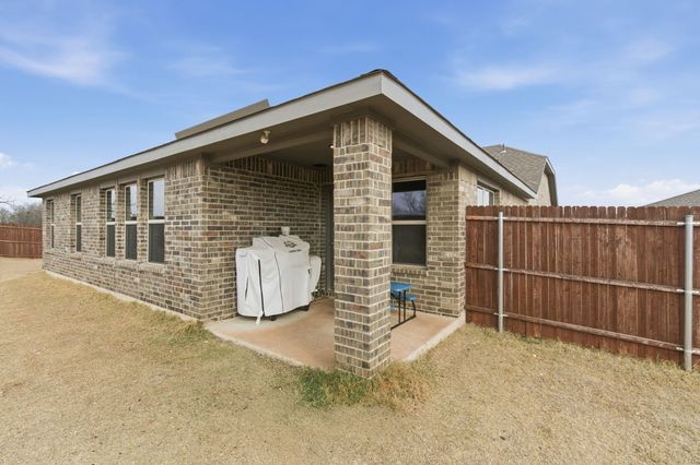 301 Chickasaw Drive, Cleburne, TX 76033