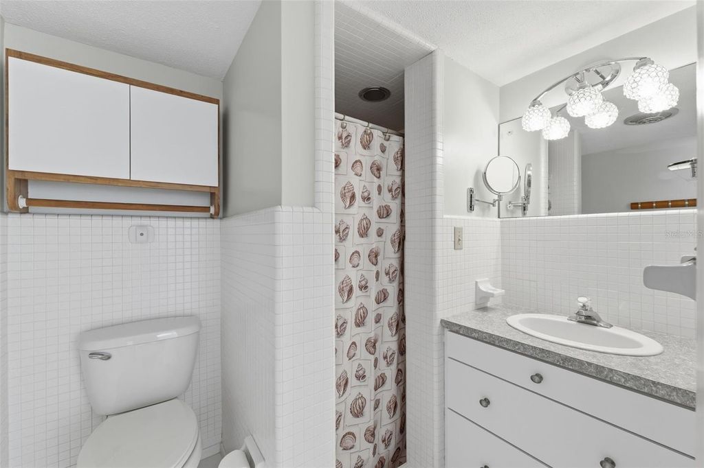 Image 6 of property listing at 10449 53RD AVENUE N, St Petersburg, FL 33708