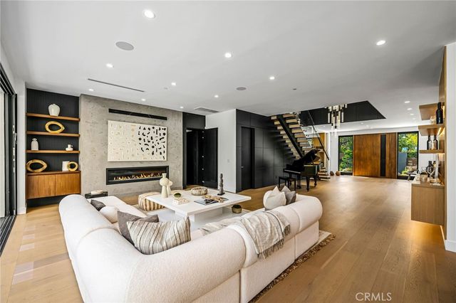 5244 Tampa Ave, Tarzana, CA 91356