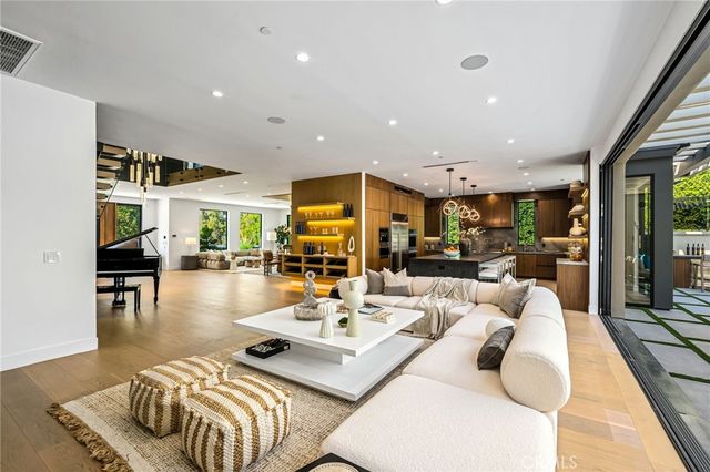 5244 Tampa Ave, Tarzana, CA 91356