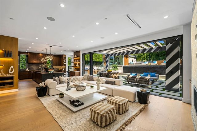 5244 Tampa Ave, Tarzana, CA 91356