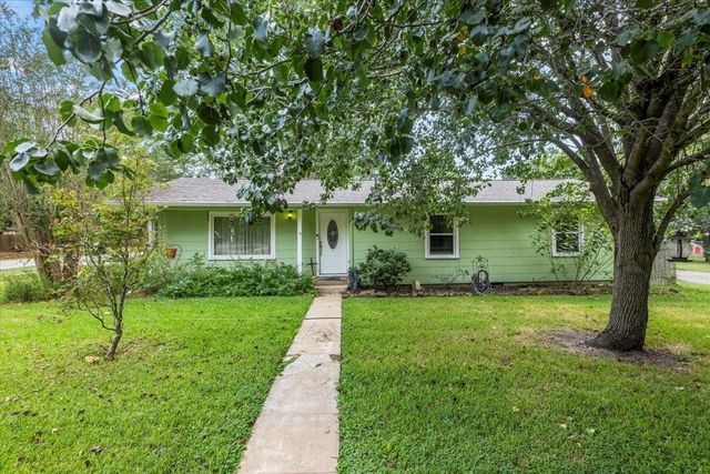 106 Hudgins ST, Smithville, TX 78957