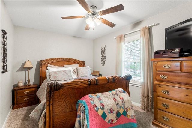 106 Hudgins ST, Smithville, TX 78957