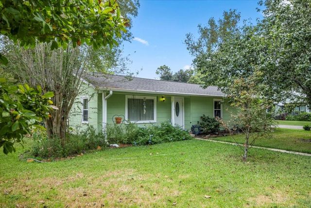 106 Hudgins ST, Smithville, TX 78957