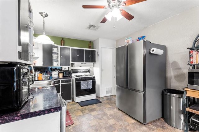 106 Hudgins ST, Smithville, TX 78957