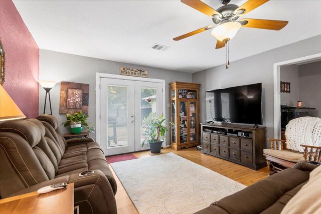 106 Hudgins ST, Smithville, TX 78957