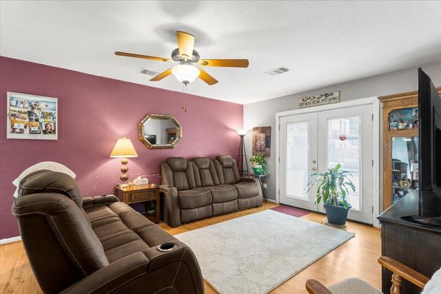 106 Hudgins ST, Smithville, TX 78957