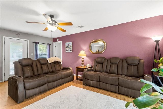 106 Hudgins ST, Smithville, TX 78957