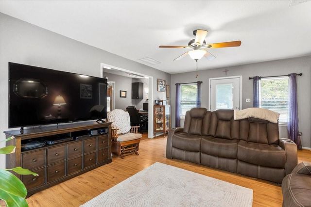 106 Hudgins ST, Smithville, TX 78957