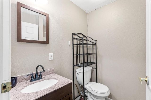 106 Hudgins ST, Smithville, TX 78957