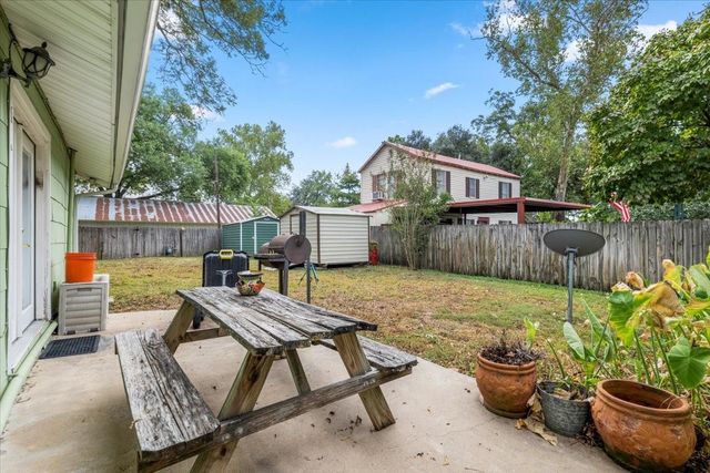 106 Hudgins ST, Smithville, TX 78957