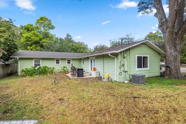 106 Hudgins ST, Smithville, TX 78957