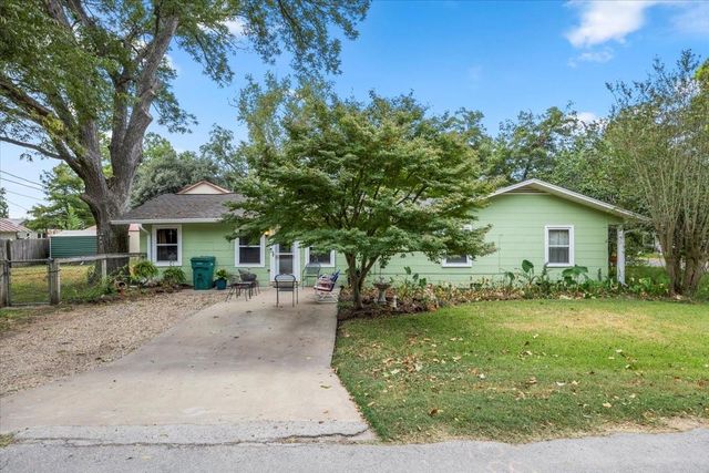 106 Hudgins ST, Smithville, TX 78957