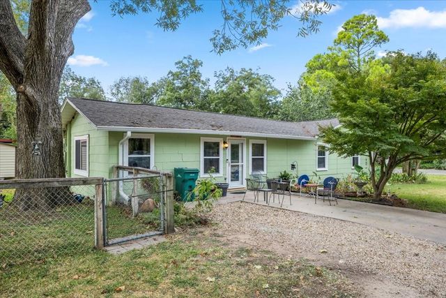 106 Hudgins ST, Smithville, TX 78957