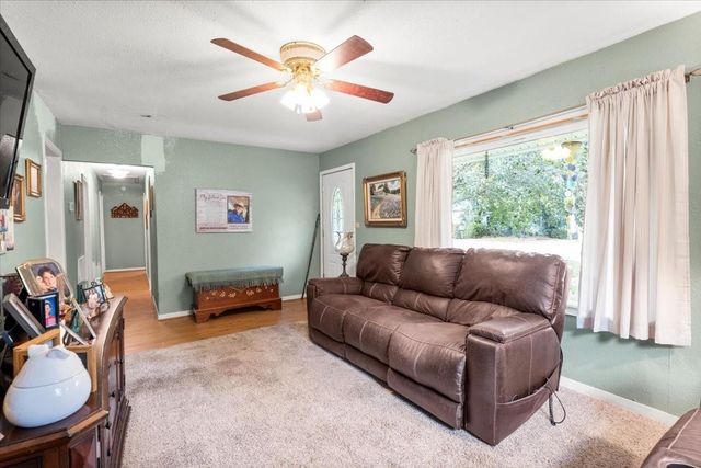 106 Hudgins ST, Smithville, TX 78957