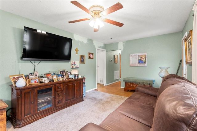 106 Hudgins ST, Smithville, TX 78957
