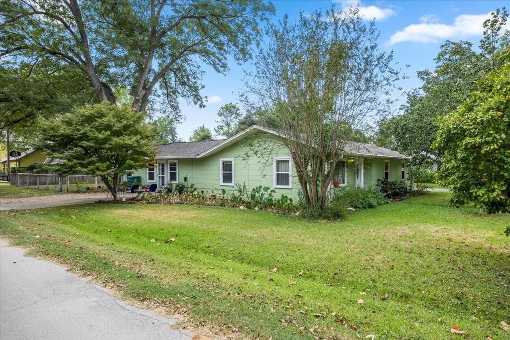 106 Hudgins ST, Smithville, TX 78957
