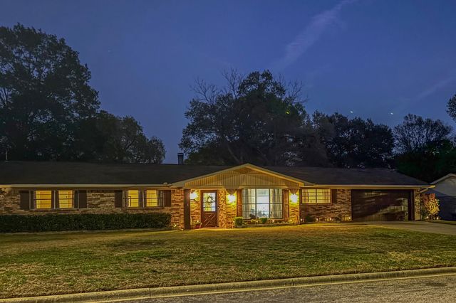 1814 SWAN ST., Longview, TX 75604