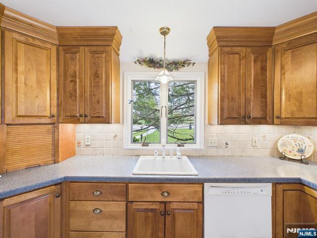 808 Parsons Road, Ridgewood, NJ 07450