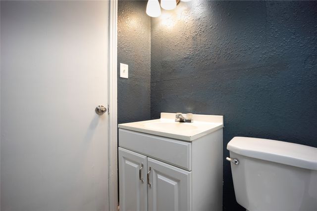 910 S Chatfield Street, Ennis, TX 75119