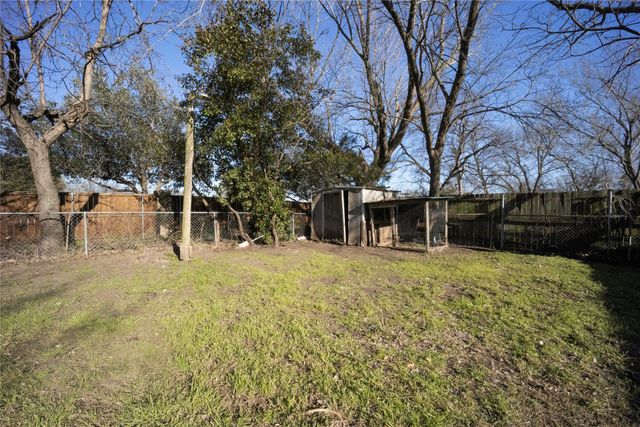 910 S Chatfield Street, Ennis, TX 75119