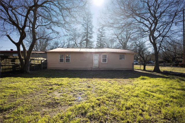 910 S Chatfield Street, Ennis, TX 75119