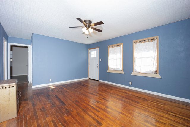 910 S Chatfield Street, Ennis, TX 75119