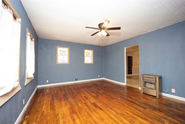 910 S Chatfield Street, Ennis, TX 75119