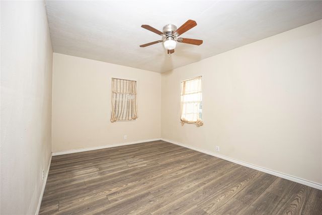 910 S Chatfield Street, Ennis, TX 75119