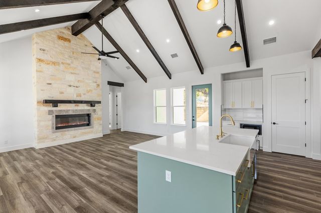 1825 Foothills Dr, Kerrville, TX 78028