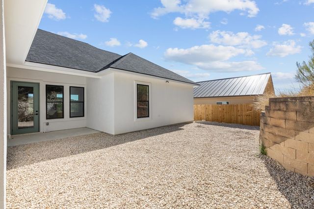 1825 Foothills Dr, Kerrville, TX 78028